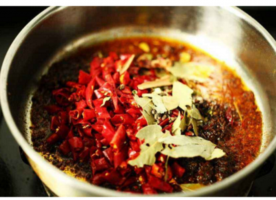 重慶火鍋底料供應(yīng)商如何進(jìn)行產(chǎn)品優(yōu)化？
